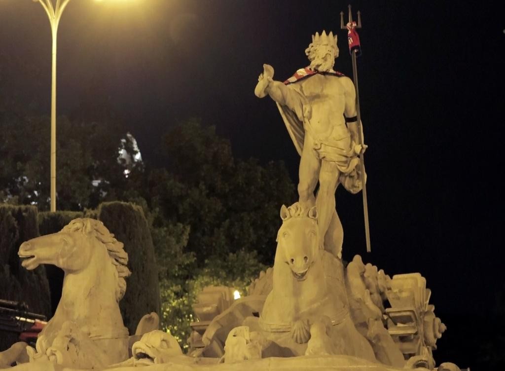 夺冠传统马竞队长科克前往海神广场为雕像披上队旗和围巾