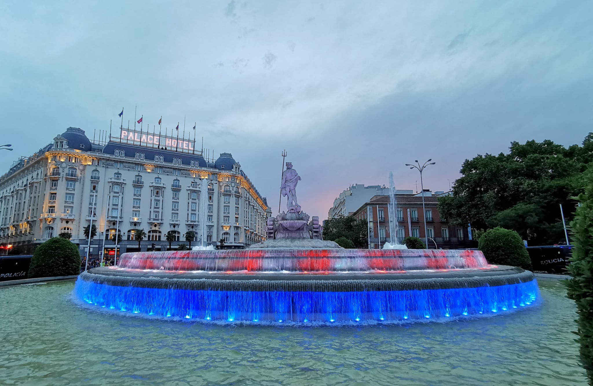 夺冠传统马竞队长科克前往海神广场为雕像披上队旗和围巾