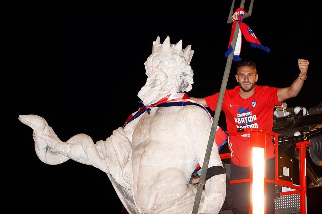 夺冠传统马竞队长科克前往海神广场为雕像披上队旗和围巾