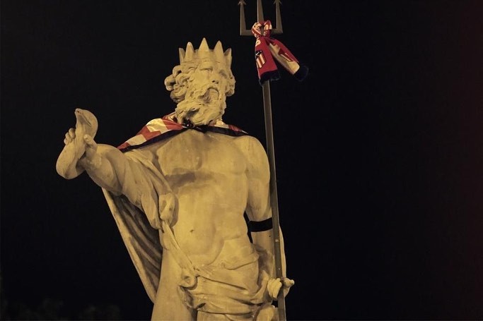 马竞队长科克晒海神广场夺冠庆祝照,配文:马德里是红白色的