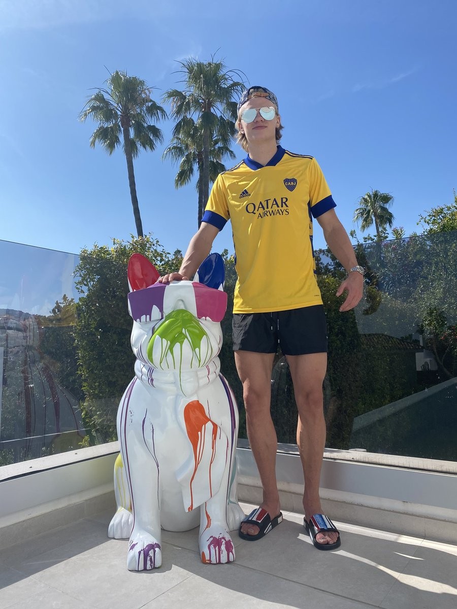 阳光真好哈兰德身穿博卡青年球衣晒太阳