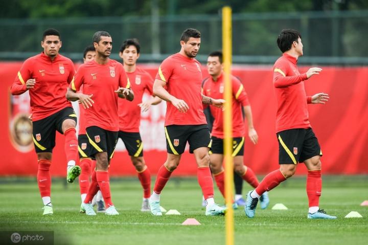 今晚国足vs关岛的比赛即将开战,目前国足首发已公布.