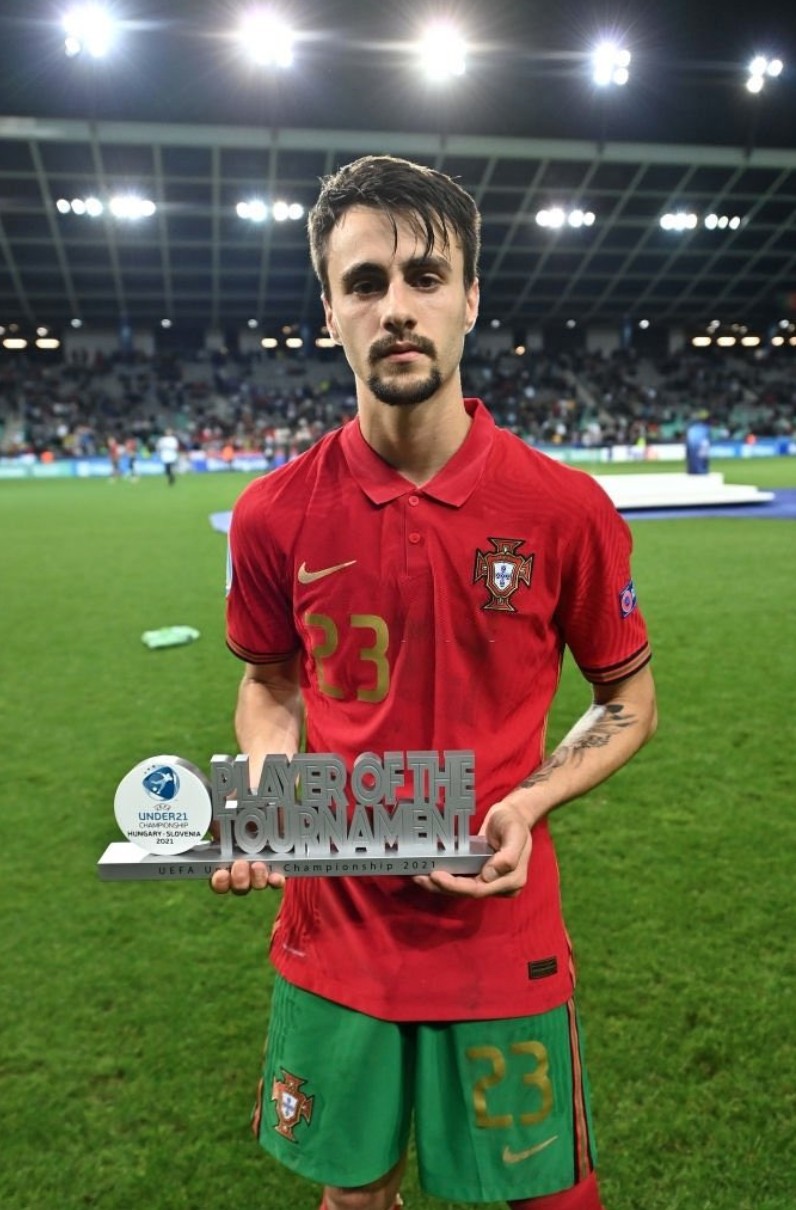 官方 葡萄牙中场法比奥 维埃拉当选u21欧青赛最佳球员