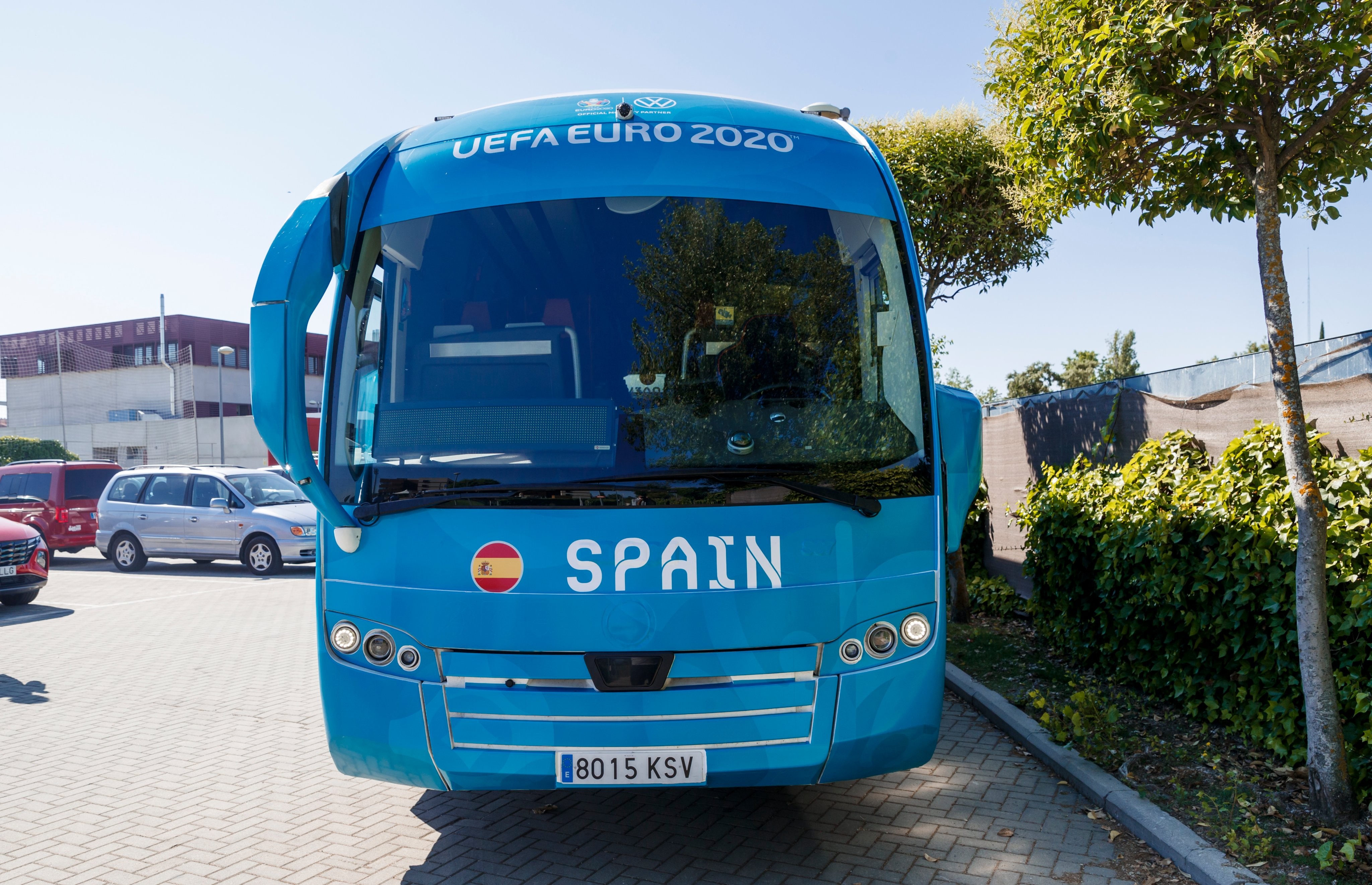 高颜值,西班牙国家队欧洲杯期间大巴车亮相
