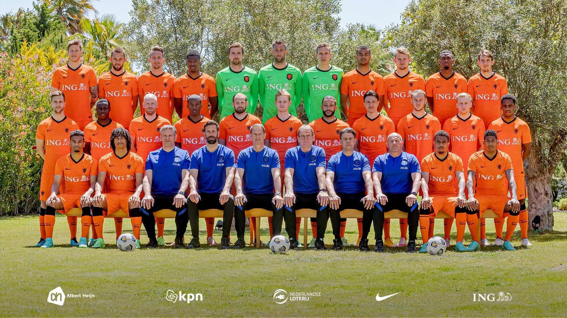 荷兰国家队发布2020欧洲杯全家福,德容位居c位