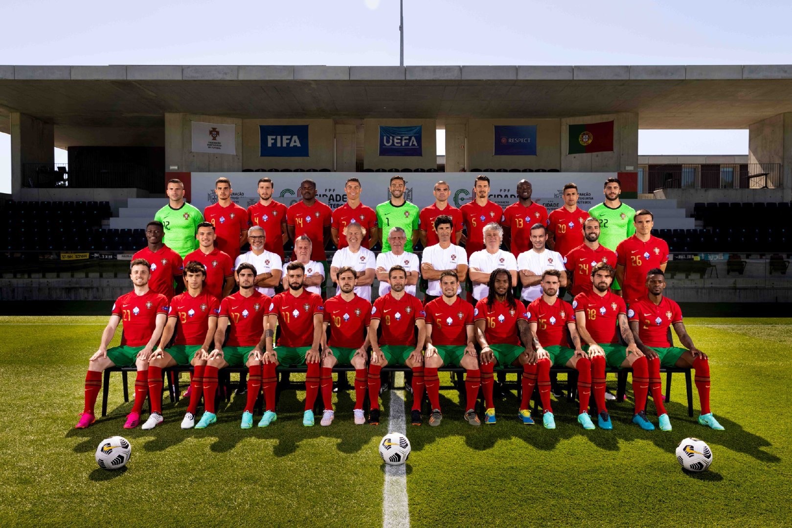 为卫冕而战,葡萄牙国家队发布2020欧洲杯全家福