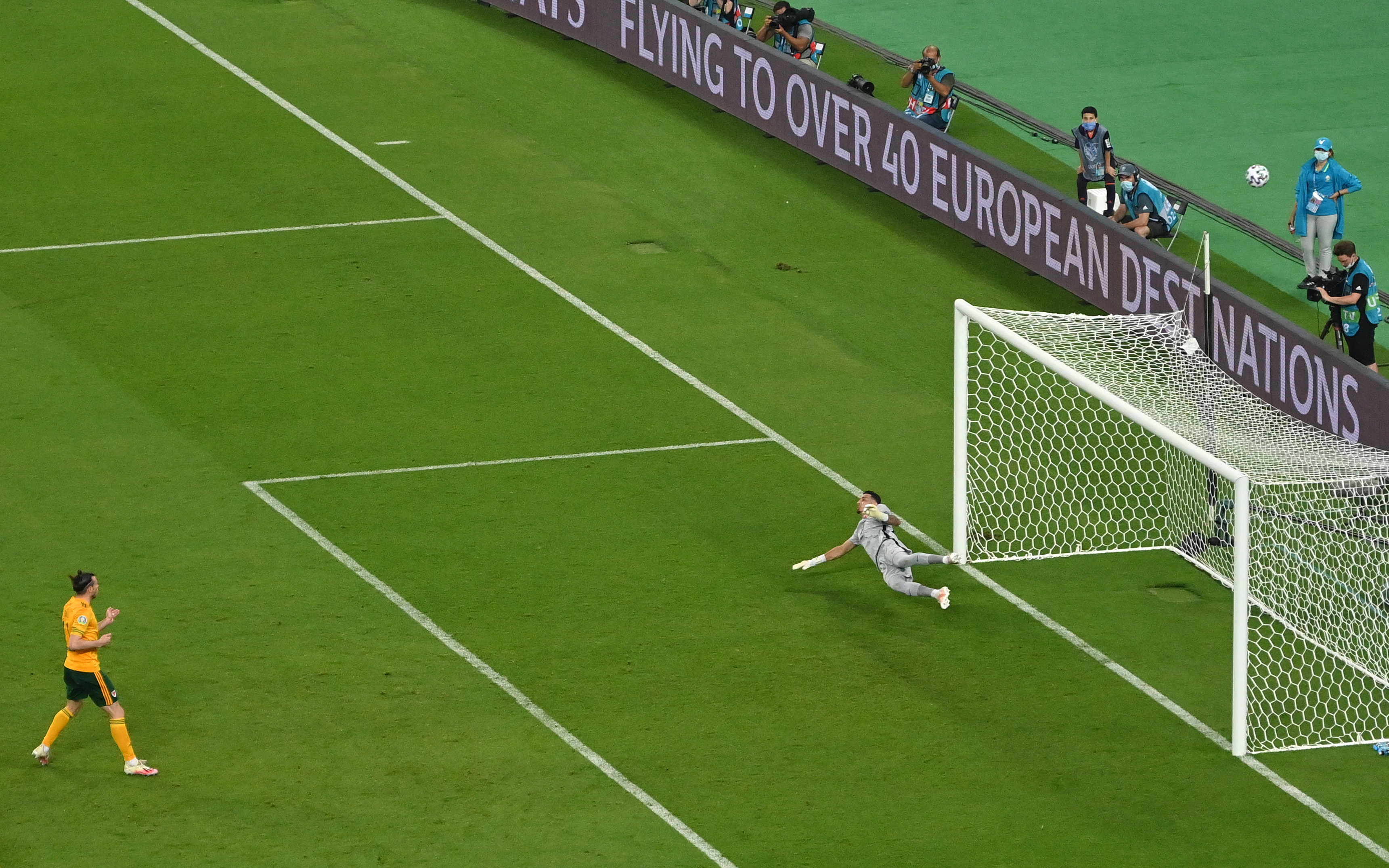 2000年以来贝尔是欧洲杯首位点球没能打在门框范围内的球员