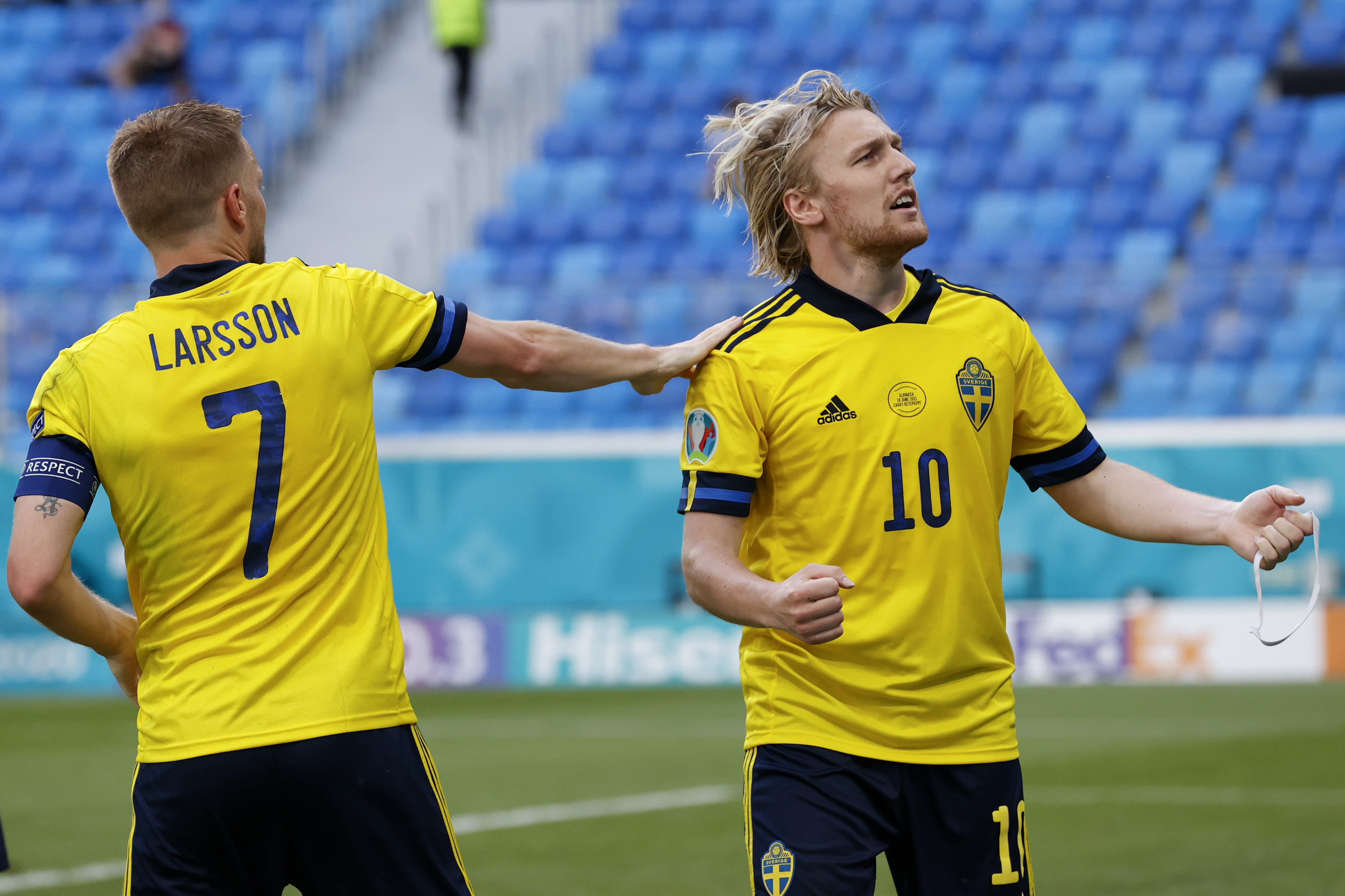 近15年来福斯贝里是首位连续两届大赛取得进球的瑞典球员