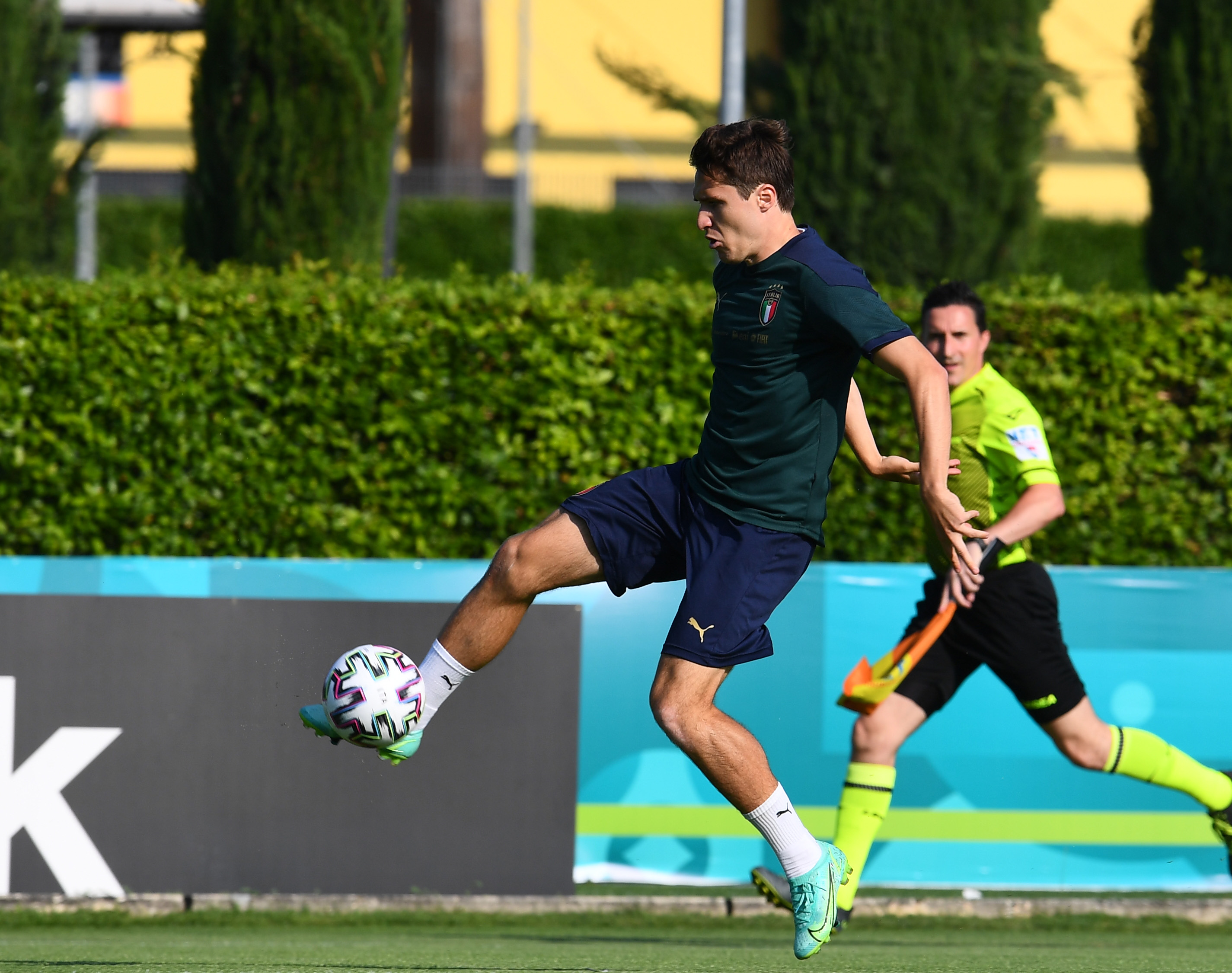 基耶萨我和莫拉塔互相祝贺了进球很高兴在半决赛见到他