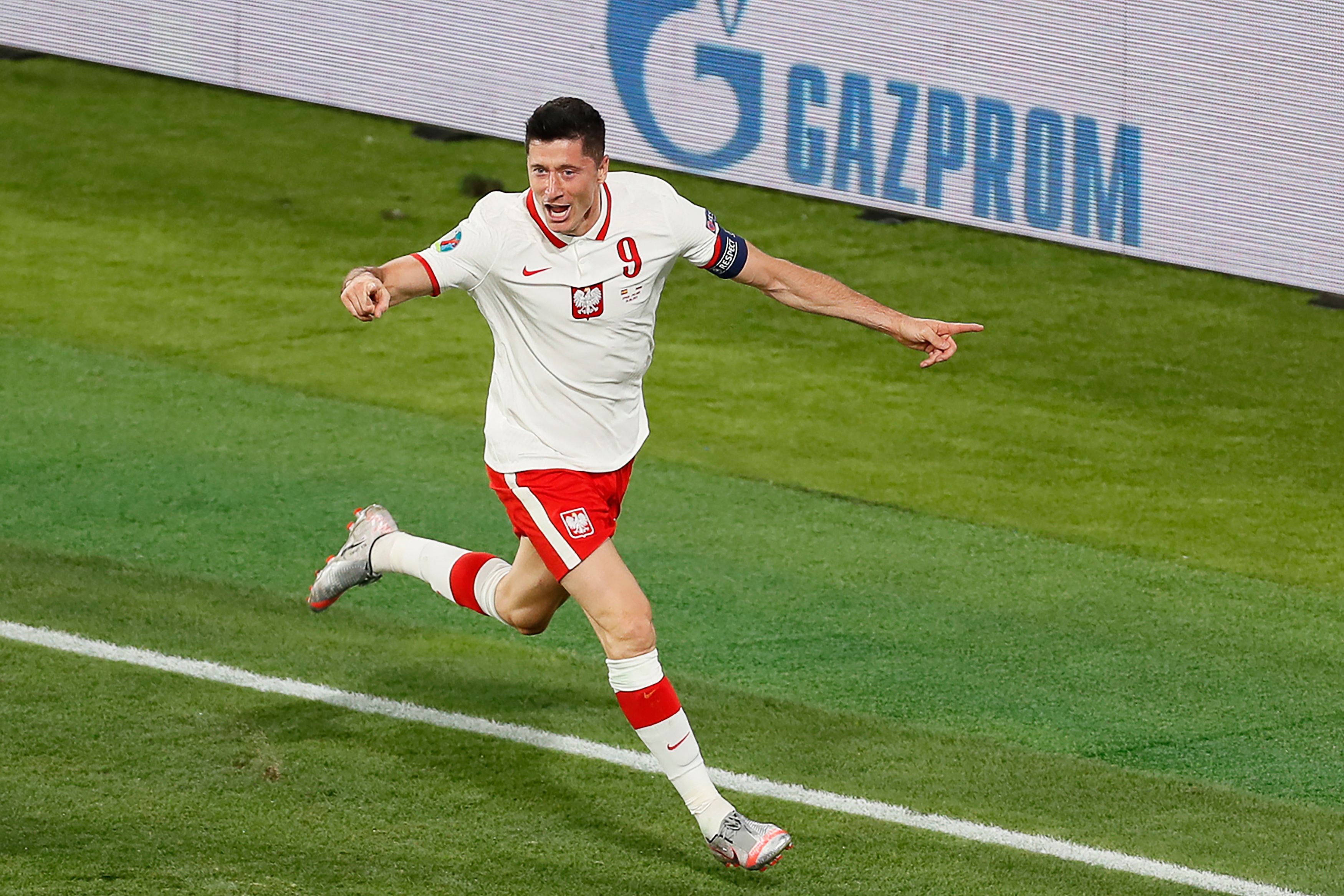 莱万在欧洲杯攻破3支球队大门,对手均是冠军得主