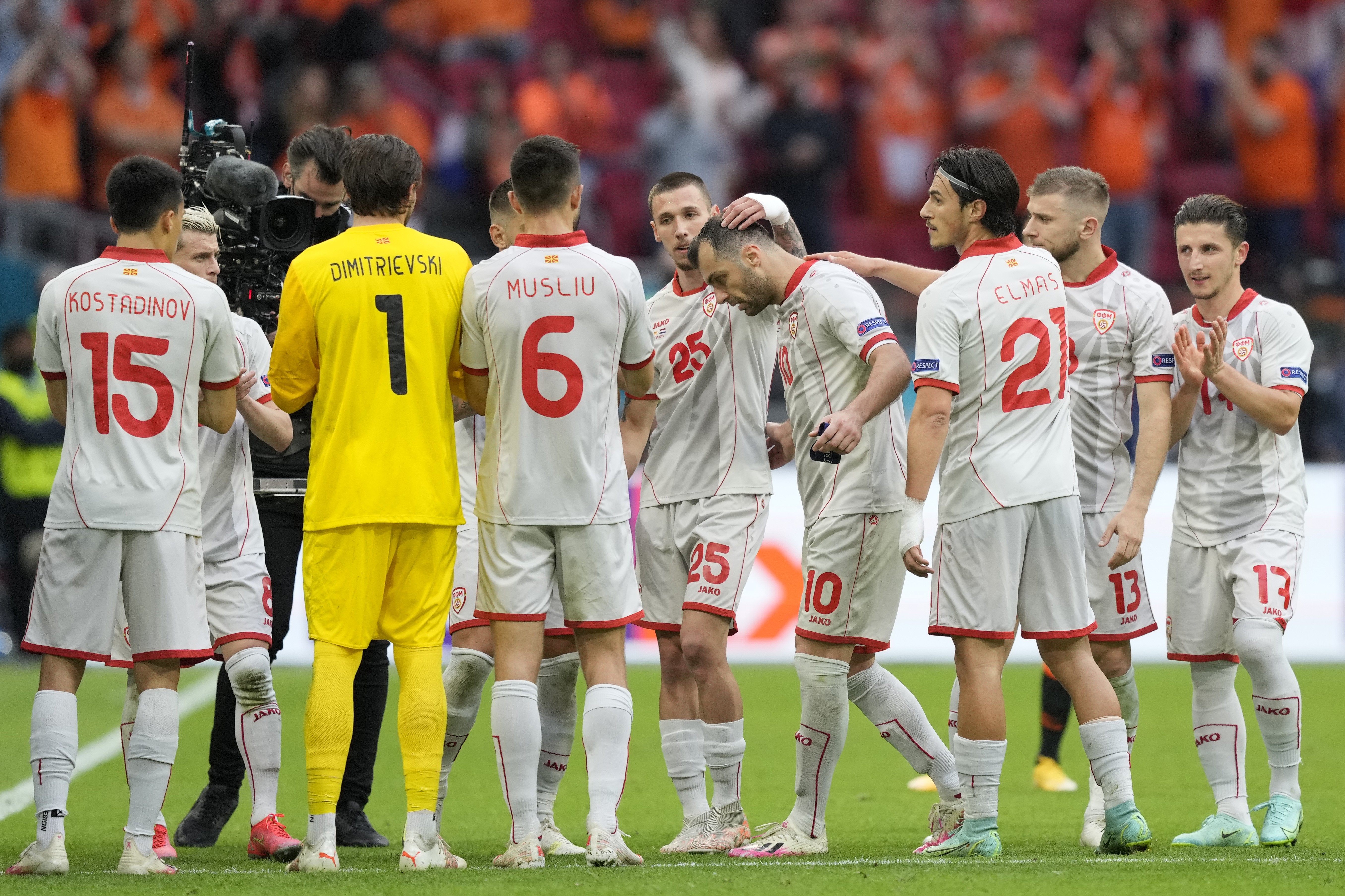 传奇落幕潘德夫结束国家队生涯北马其顿传奇被簇拥下场