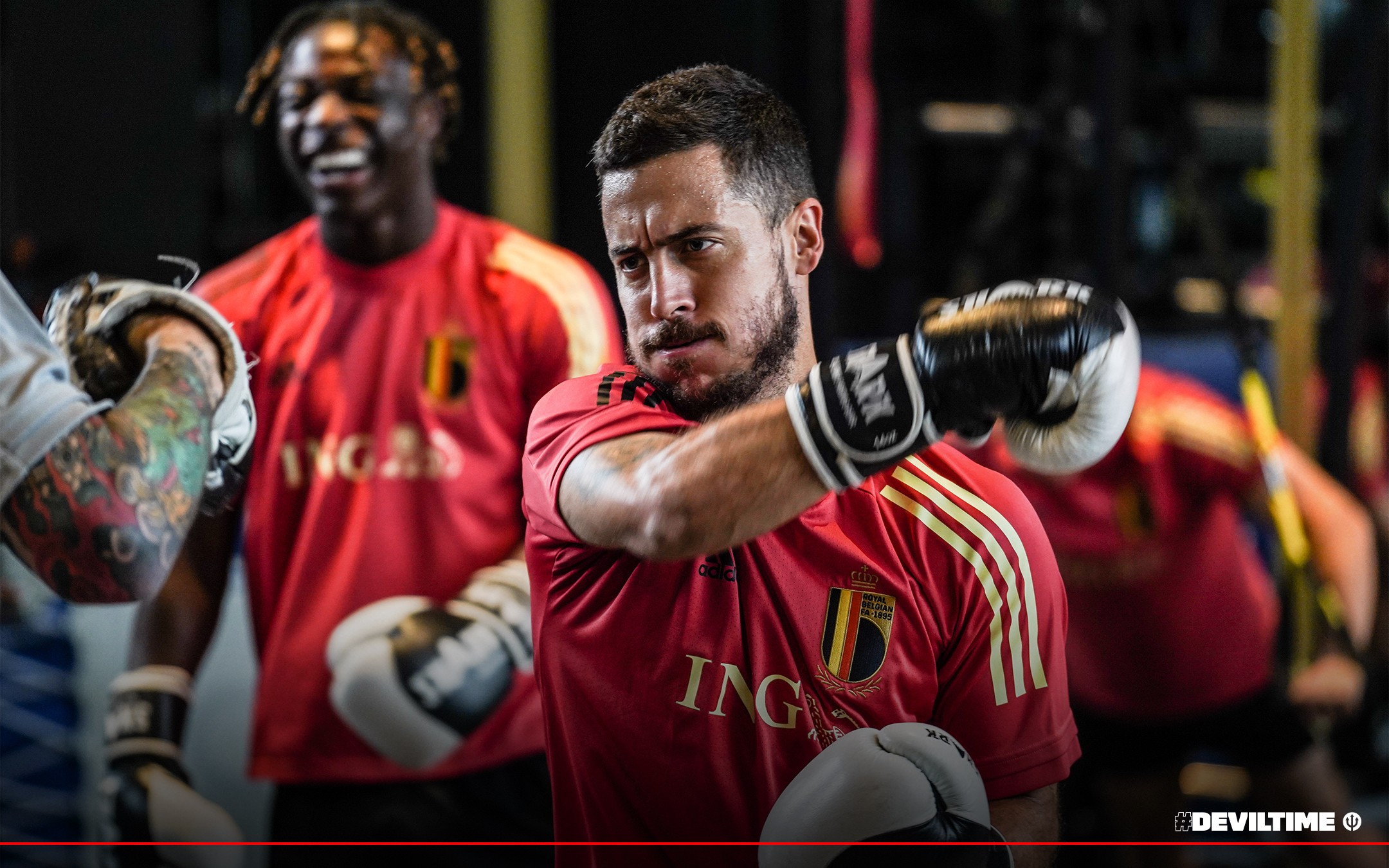 霸气十足阿扎尔在比利时国家队训练期间化身拳王