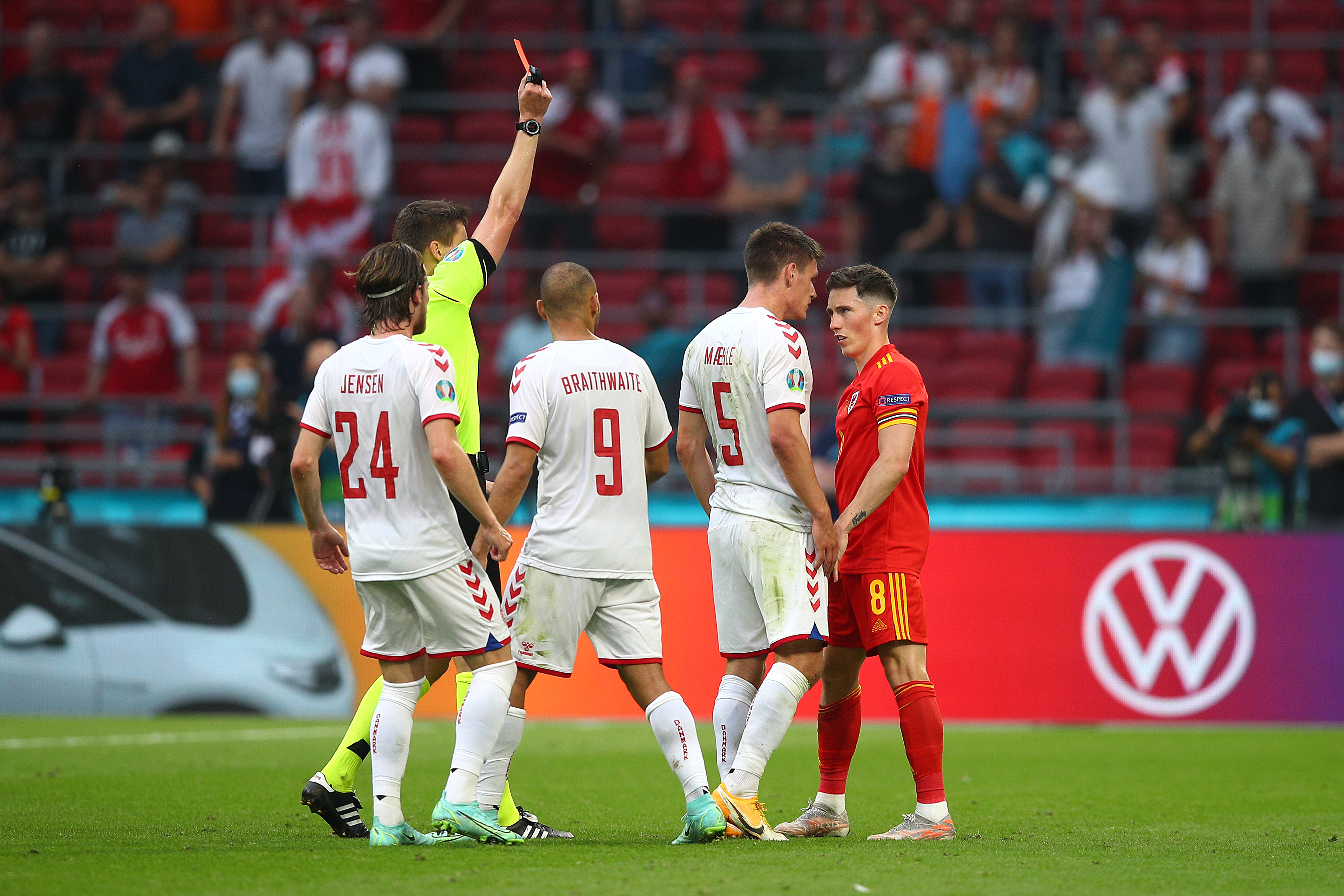 自2004年以来威尔士成为首支单届欧洲杯吃到两张红牌的球队