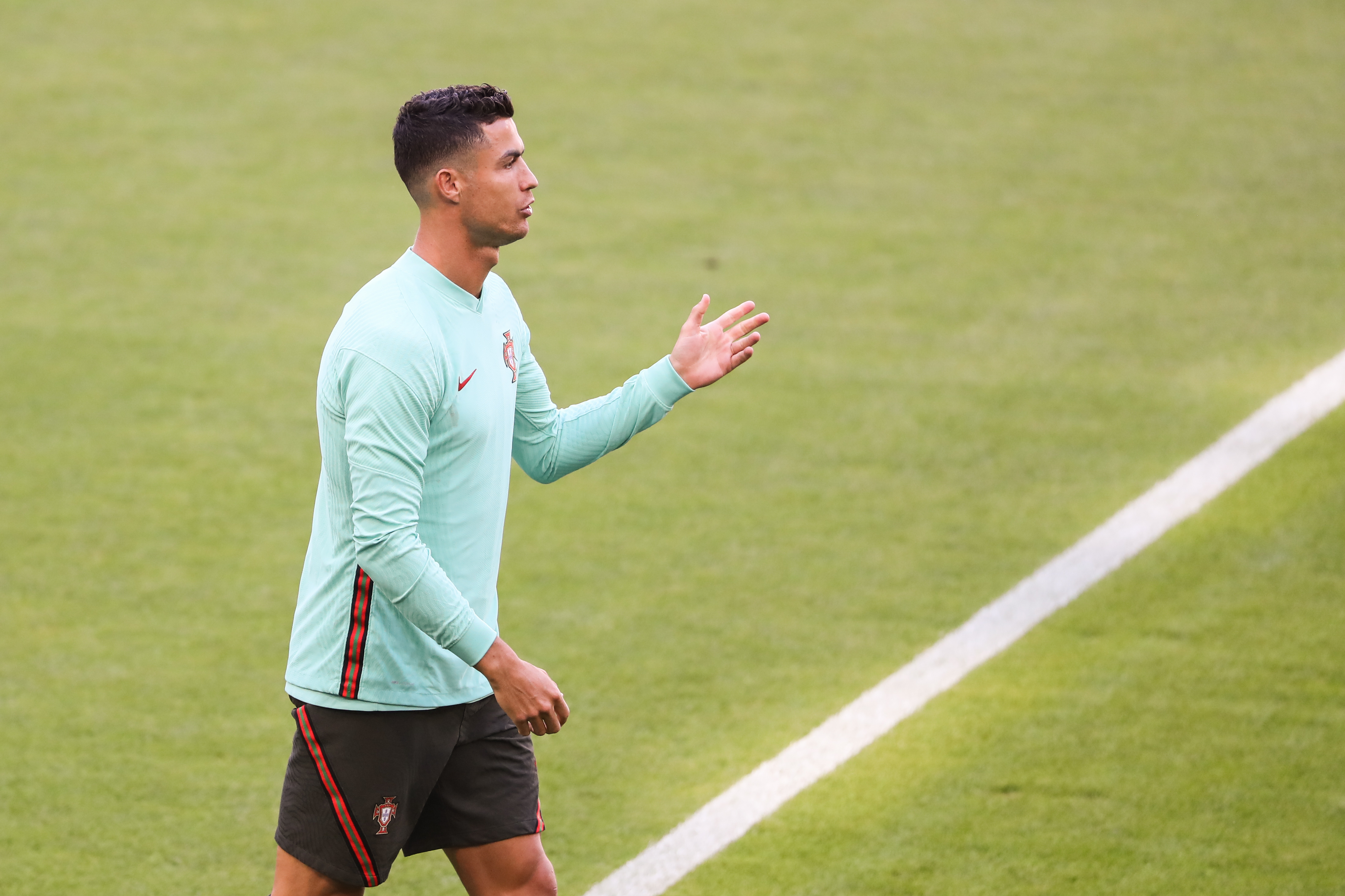 c罗本届欧洲杯已两次梅开二度,此前从未有人单届3次双响过