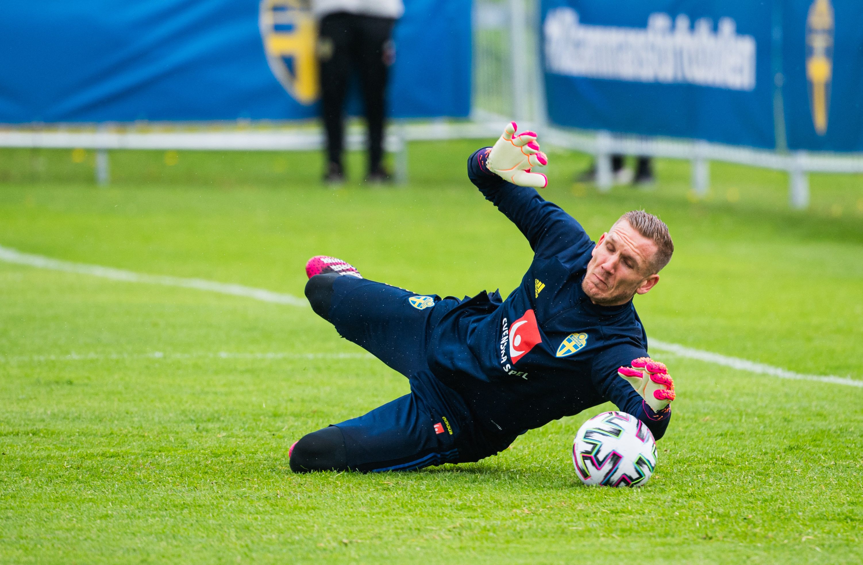 瑞典主教练安德松在接受sportbladet采访时,谈到了瑞典门将奥尔森的