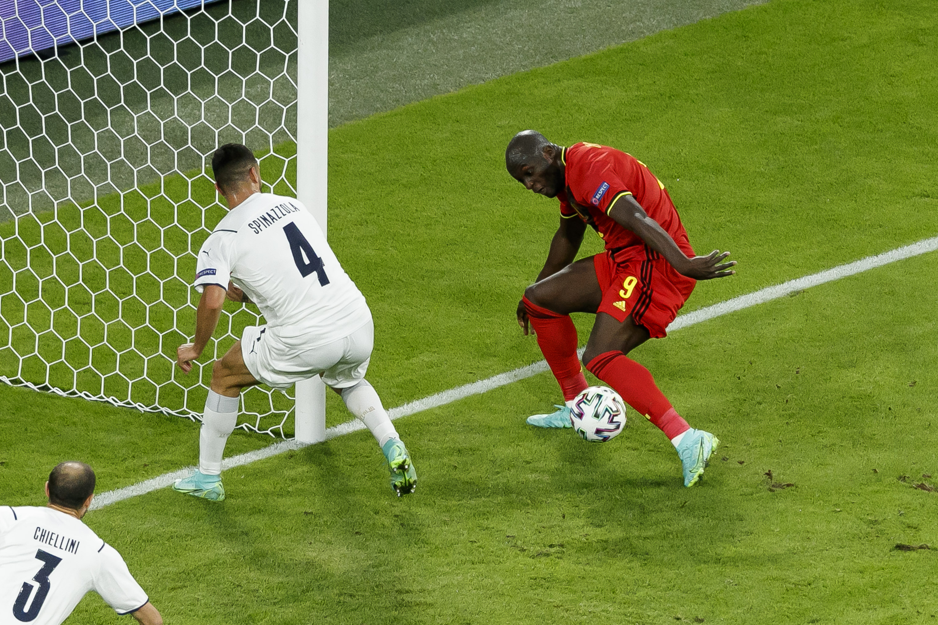 卢卡库本场3次射正进点球后失良机单届进球数锁定在4球