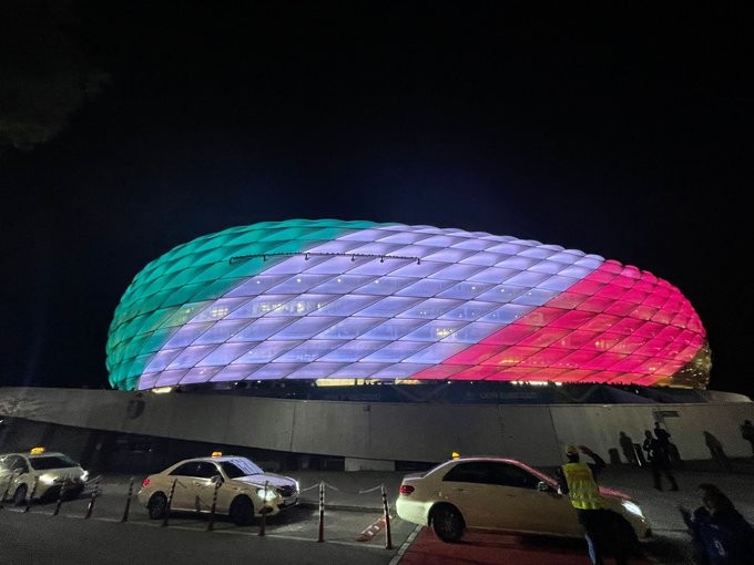 祝贺意大利队晋级慕尼黑安联球场点亮意大利国旗色