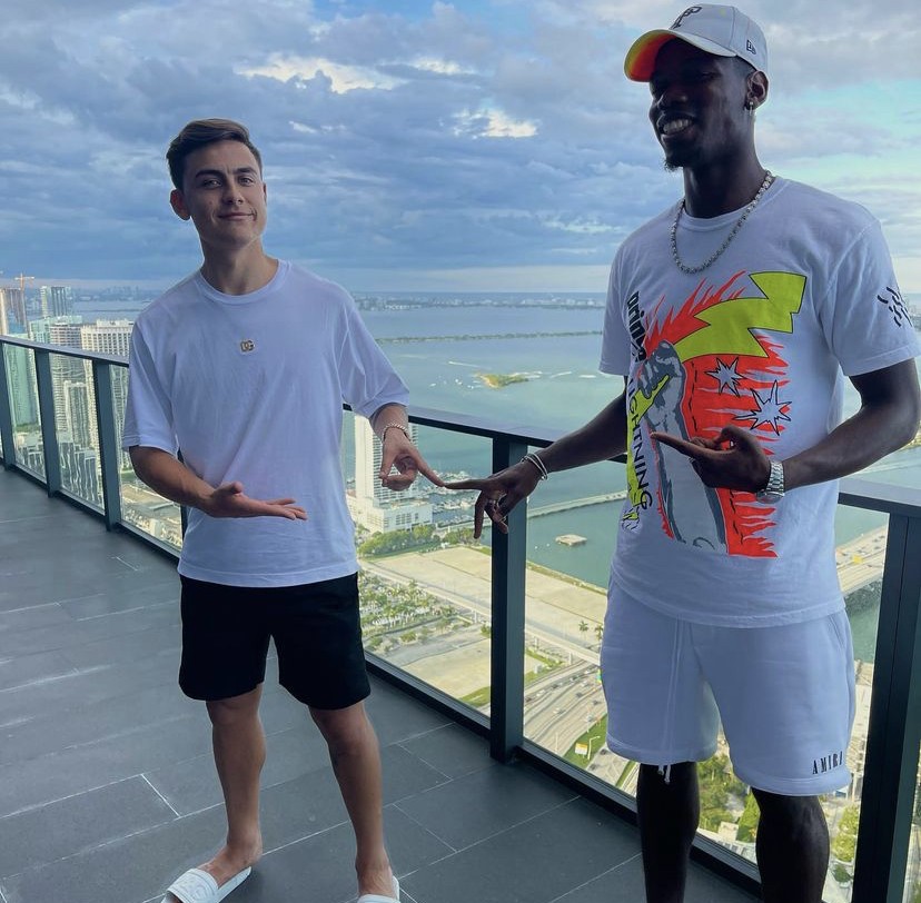 度假相遇迪巴拉与博格巴摆出招牌手势我们又见面啦