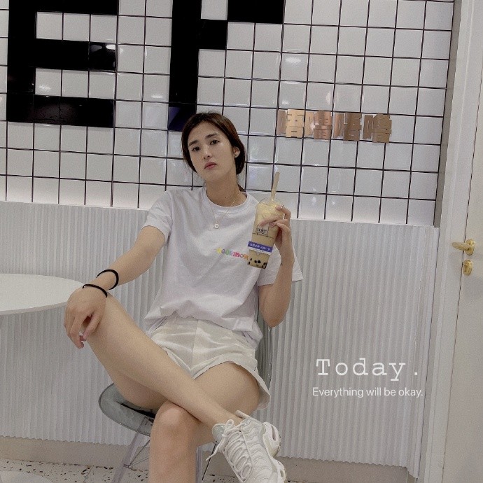 奶茶与假期最搭配赵丽娜清凉出街长腿秀美吸睛