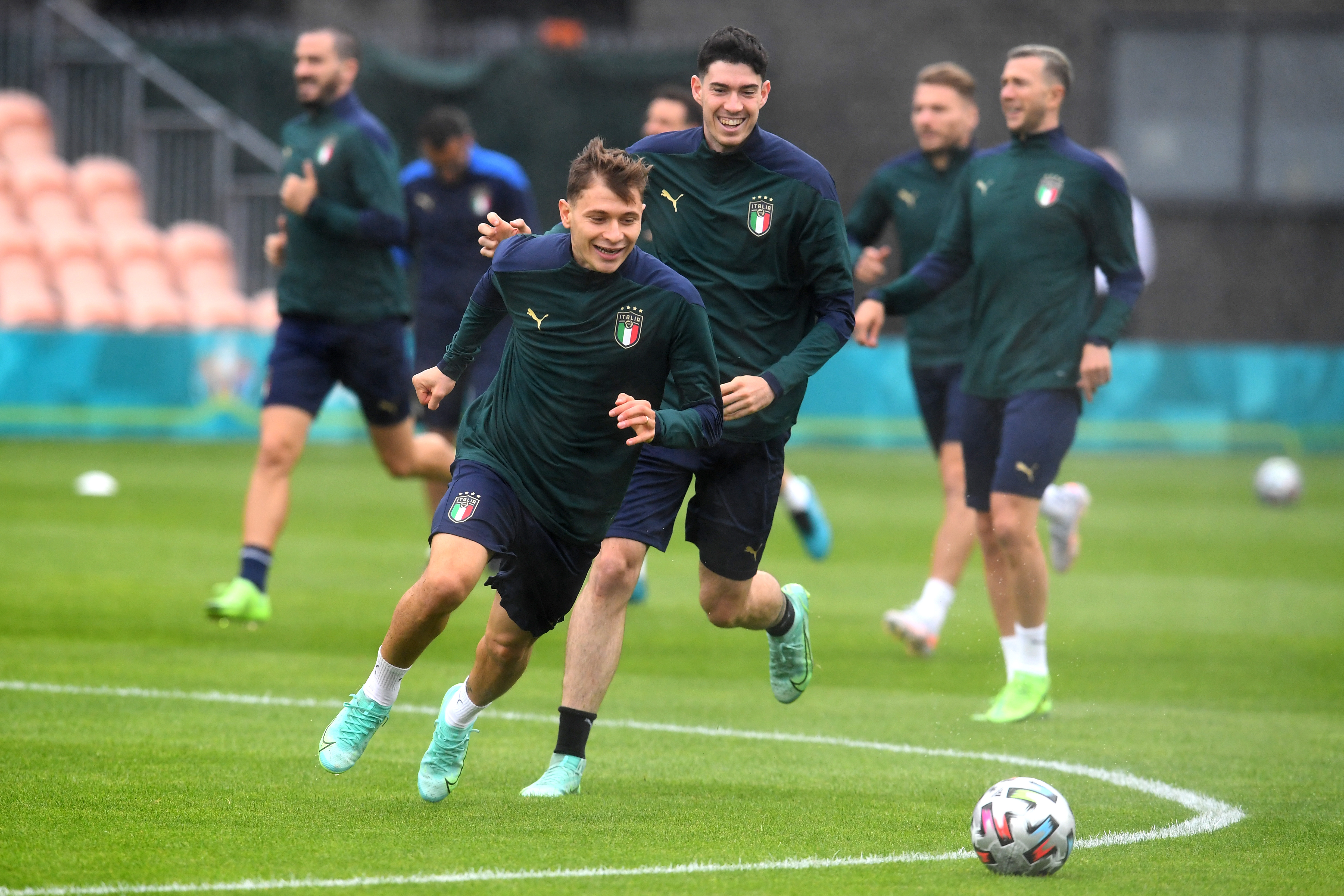 卡卡意大利队是欧洲杯夺冠热门之一他们将重回足球之巅