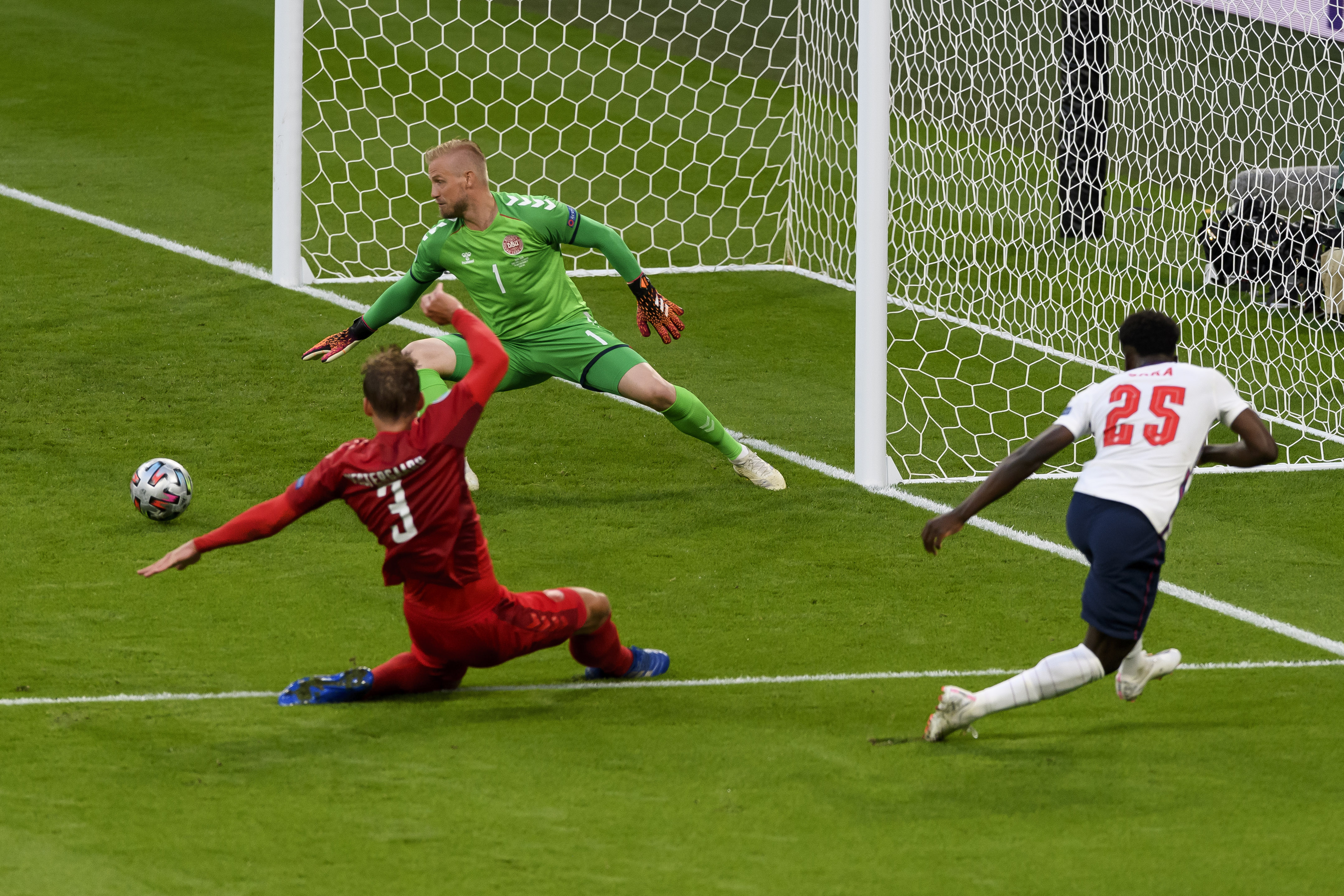7次,小舒梅切尔追平父亲保持的丹麦门将欧洲杯单场扑救纪录