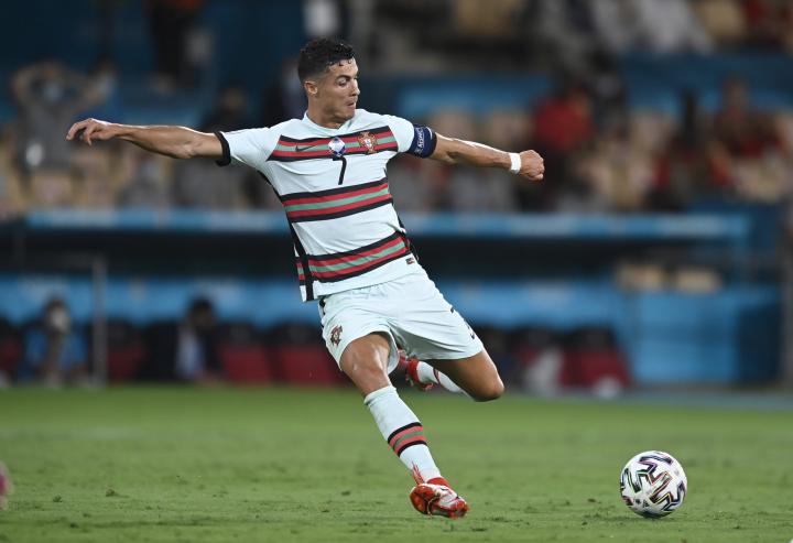 记者:c罗在考虑自己的未来,巴黎也在研究将他签下的可能