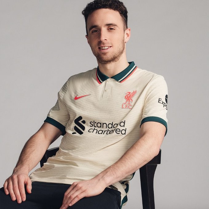 利物浦发布新赛季客场球衣主色调米白色深绿色翻领设计