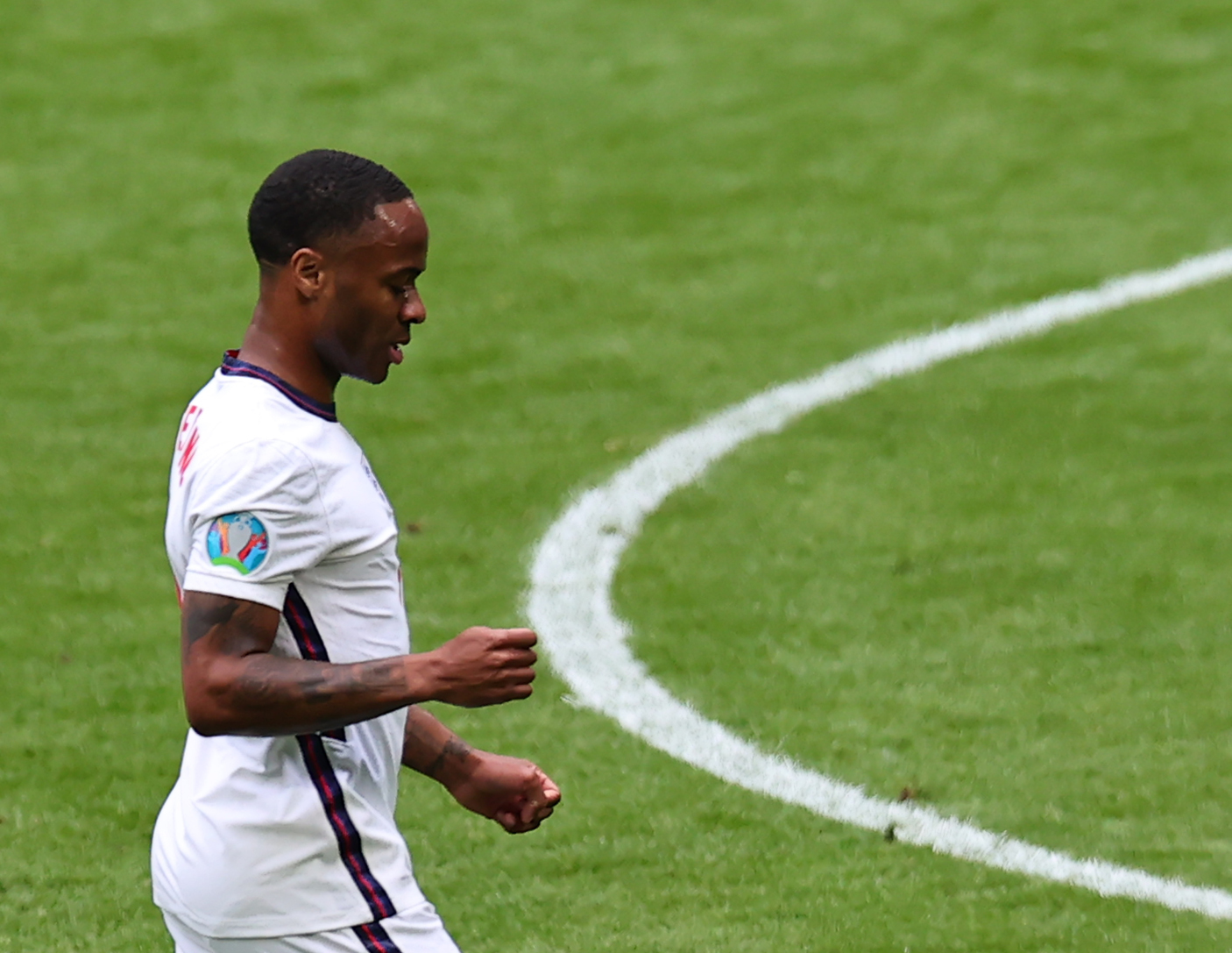 尤文旧将斯特林的跑动姿势像企鹅一样这让他变得难以预测