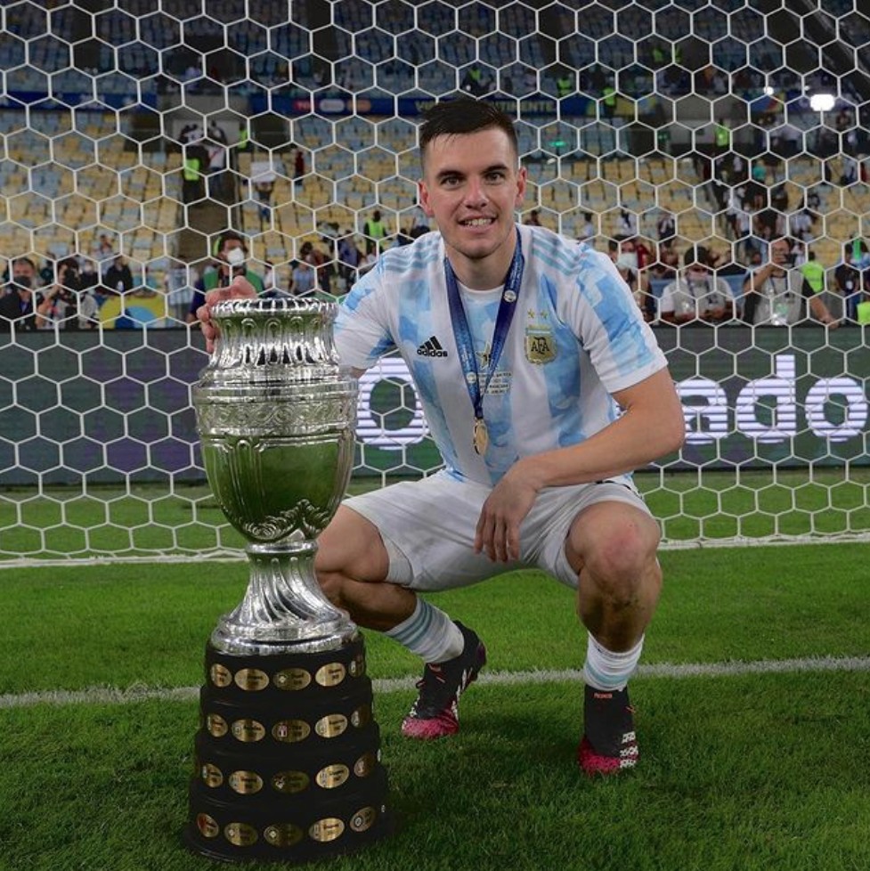 庆祝阿根廷夺冠洛塞尔索晒与美洲杯冠军奖杯合影