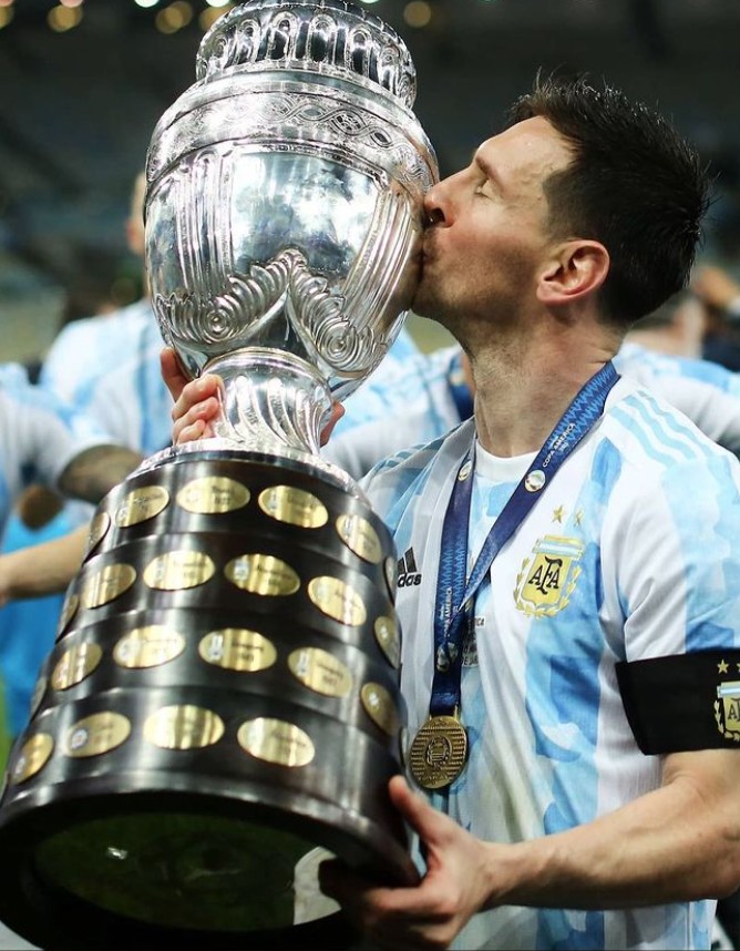 巴萨小将莫里巴晒梅西亲吻美洲杯奖杯照:goat