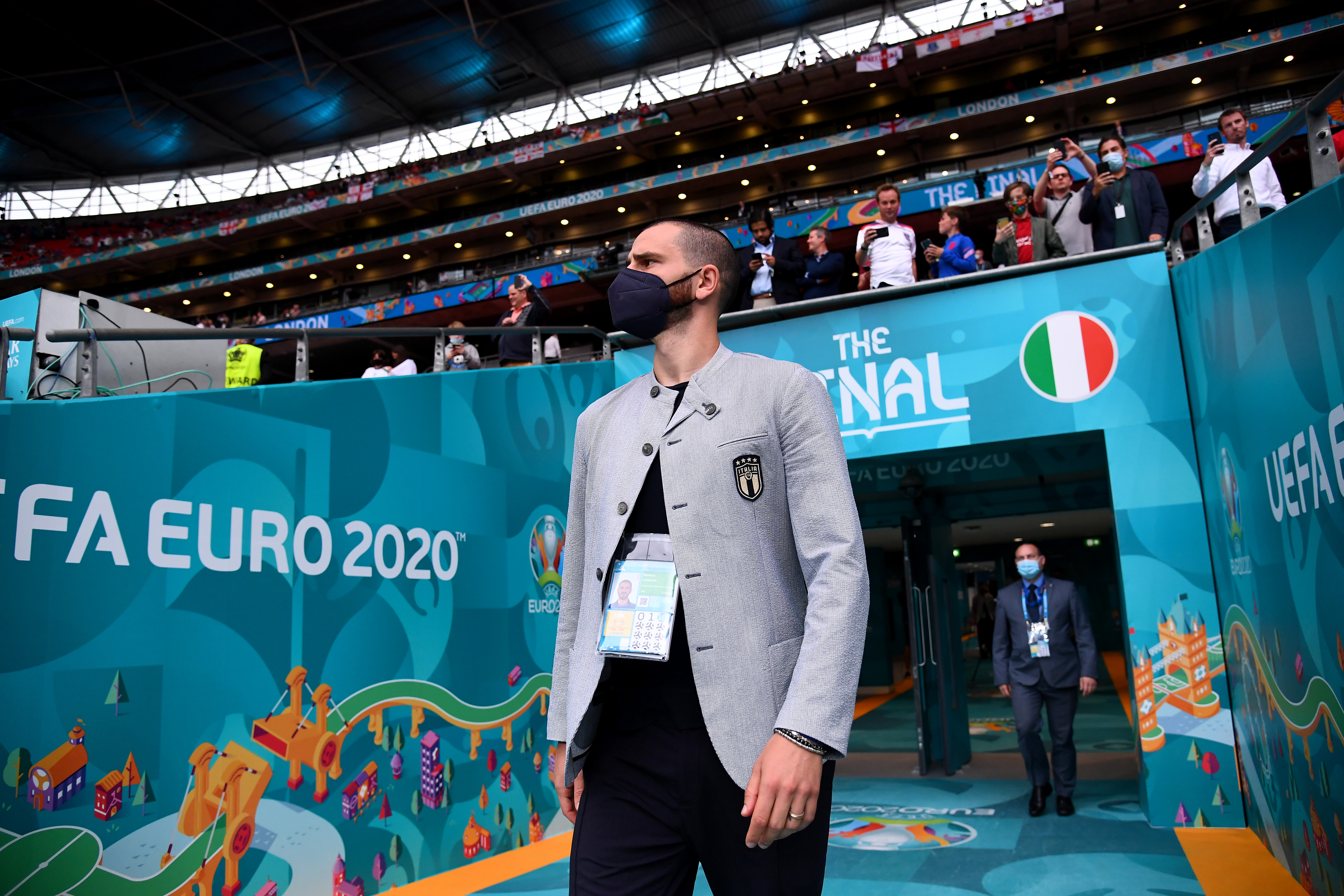 图集意大利队抵达温布利全员西装笔挺