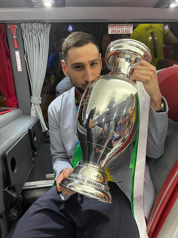 大利队夺得欧洲杯冠军后,多纳鲁马在社交媒体上晒出了自己手捧德劳内