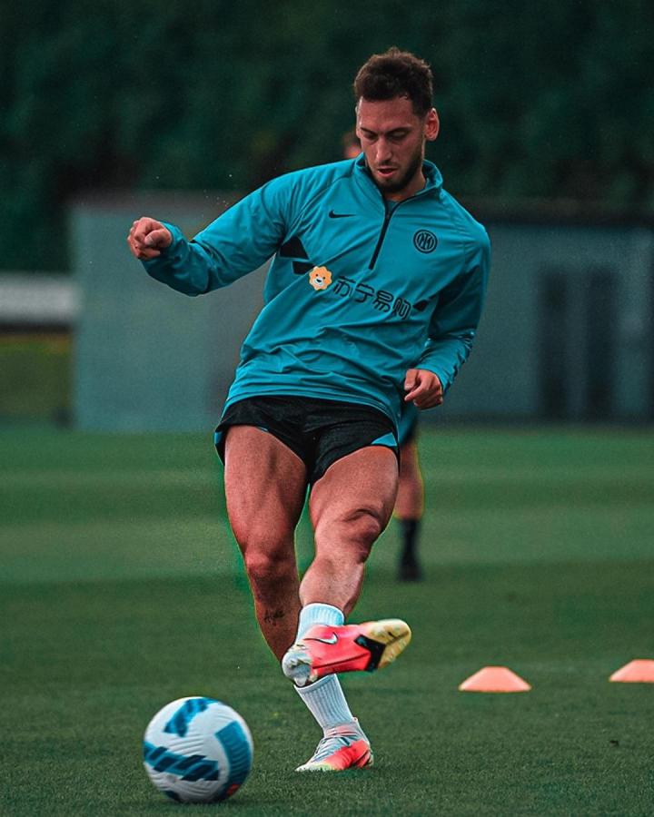 恰尔汗奥卢晒国米首次训练照:在这儿感觉不错