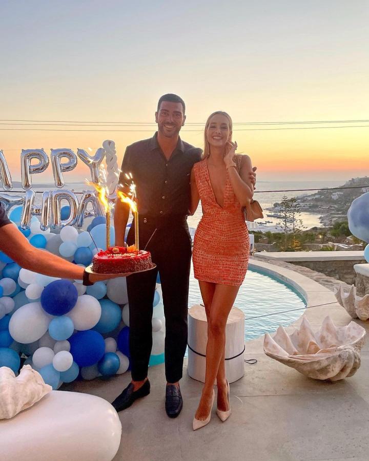 祝我们生日快乐!佩莱,瓦尔加温柔搂抱,甜蜜庆生