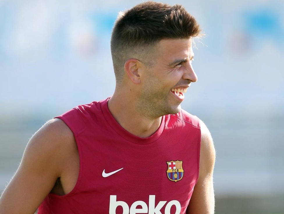 继续营业皮克晒出个人剃光胡子后的季前训练照片