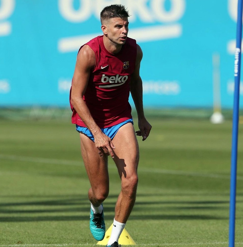 继续营业皮克晒出个人剃光胡子后的季前训练照片