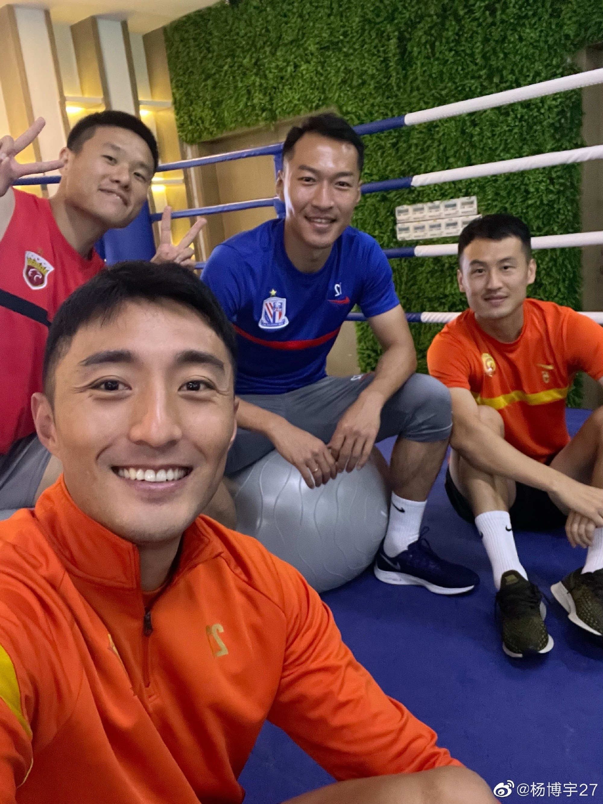360体育 老队友再相见 杨博宇晒与前江苏队友重聚合照 360体育 老队友再相见 杨博宇晒与前江苏队友重聚合照