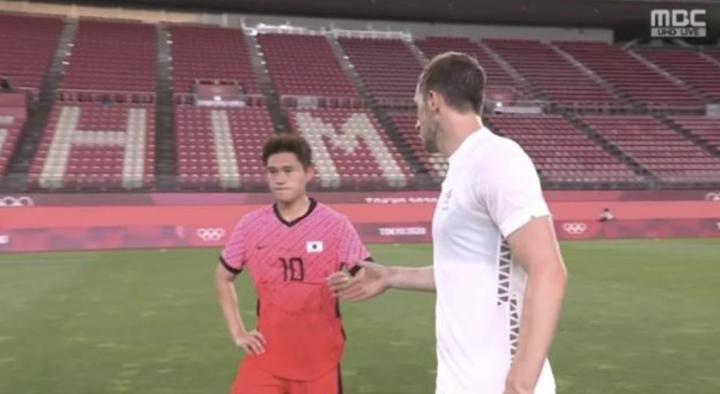 韩国足协公关经理：李东炅赛后拒绝握手是为了遵守防疫规定_PP视频体育频道