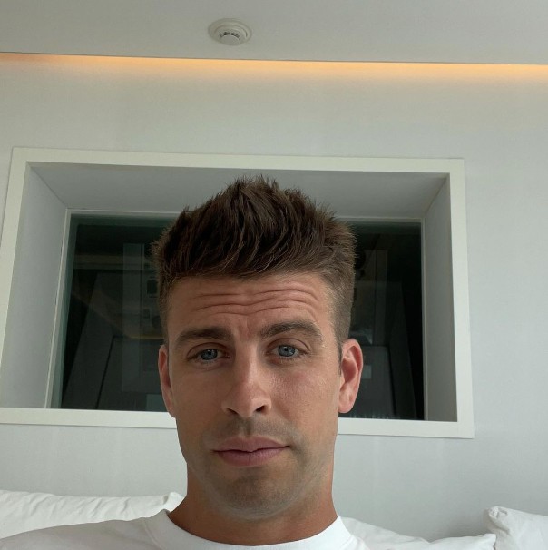 在两周前剃光了胡子后,皮克就爱上了自拍,基本上每天他都会在社交媒体