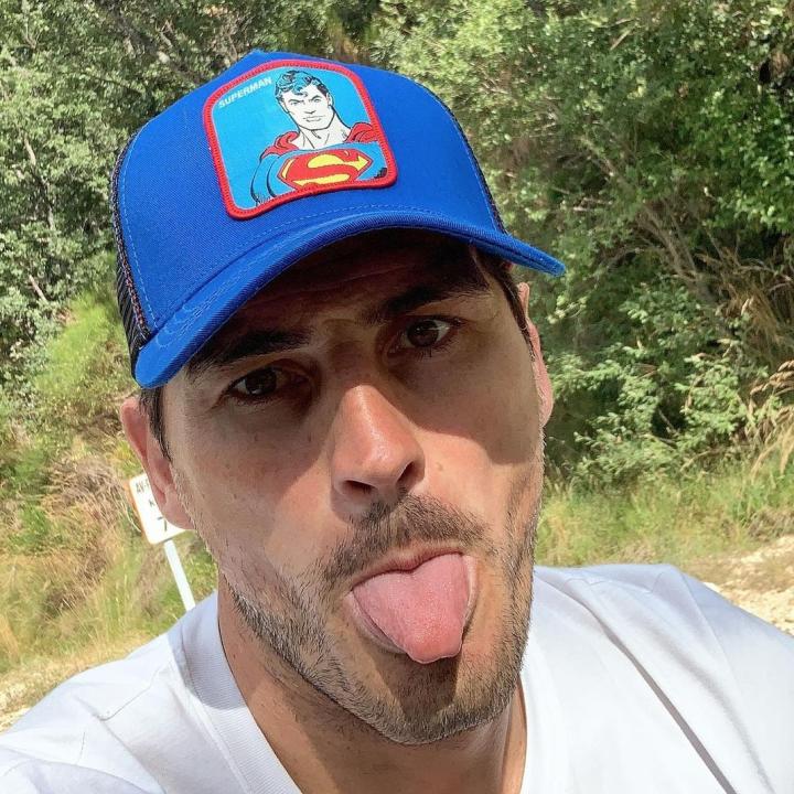 有点可爱,卡西利亚斯晒吐舌自拍照,网友评论:你好皮克