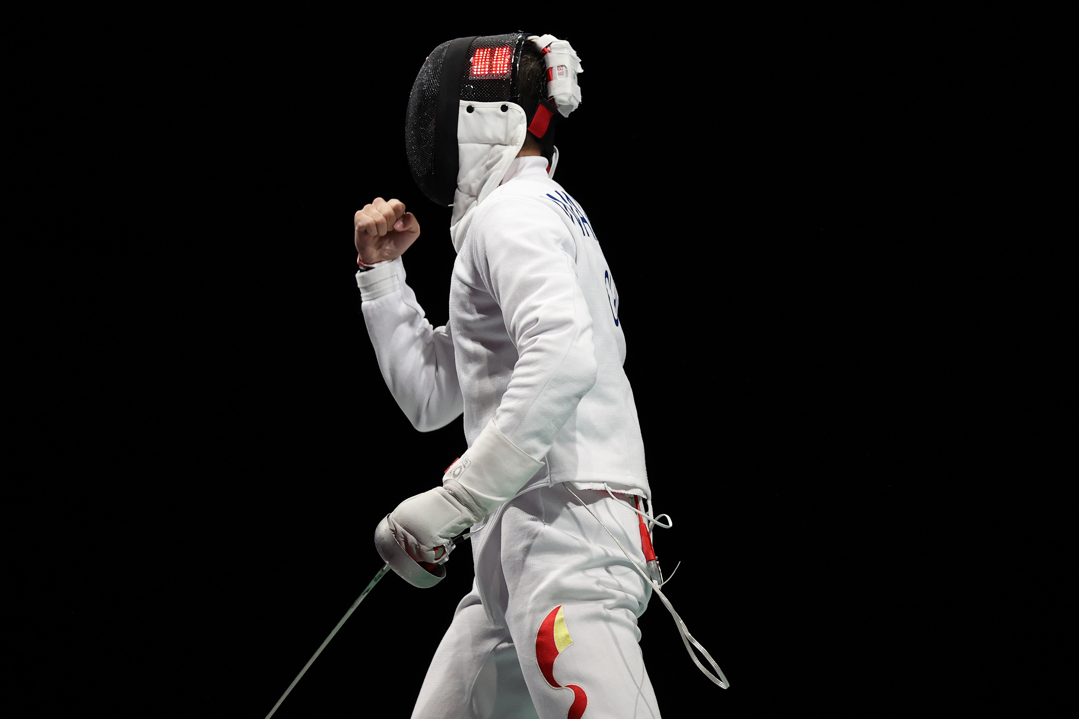 在刚刚结束的东京奥运会击剑男子重剑团体1/4决赛中,中国男队击败对手