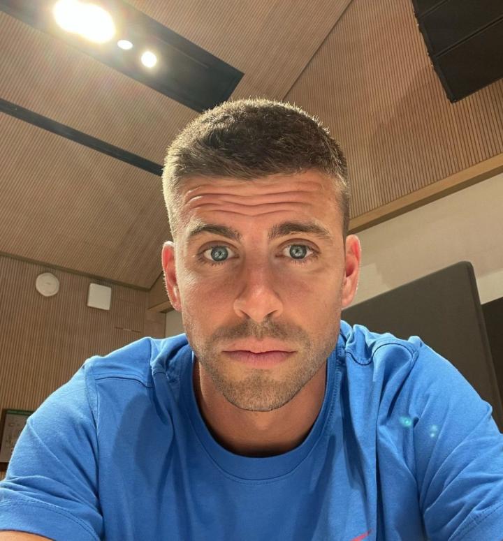 胡子渐渐长出来了,皮克分享今日份自拍照