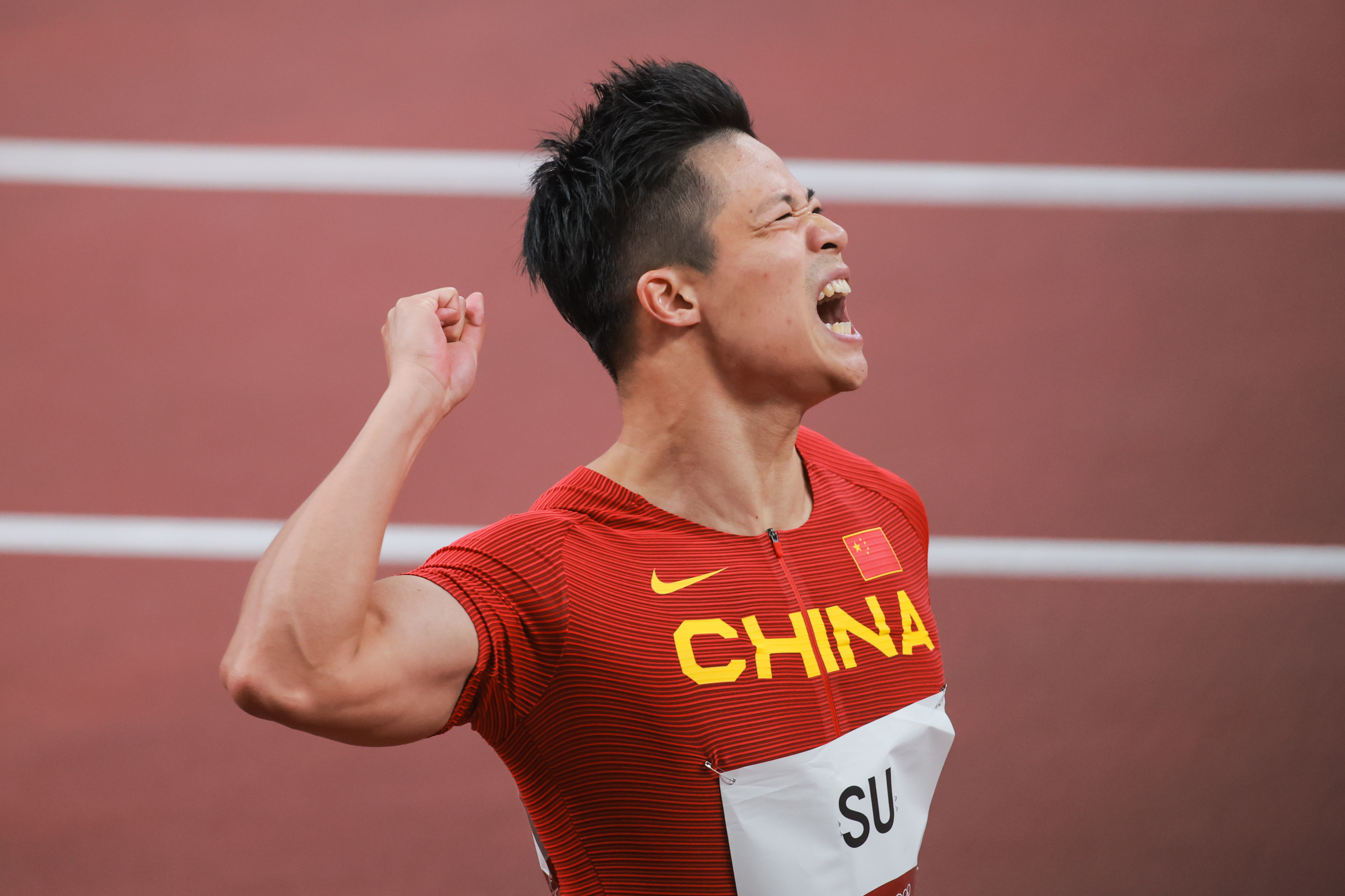 赵鹏晒苏炳添照片:中国力量,中国速度,接下来该中国足球了