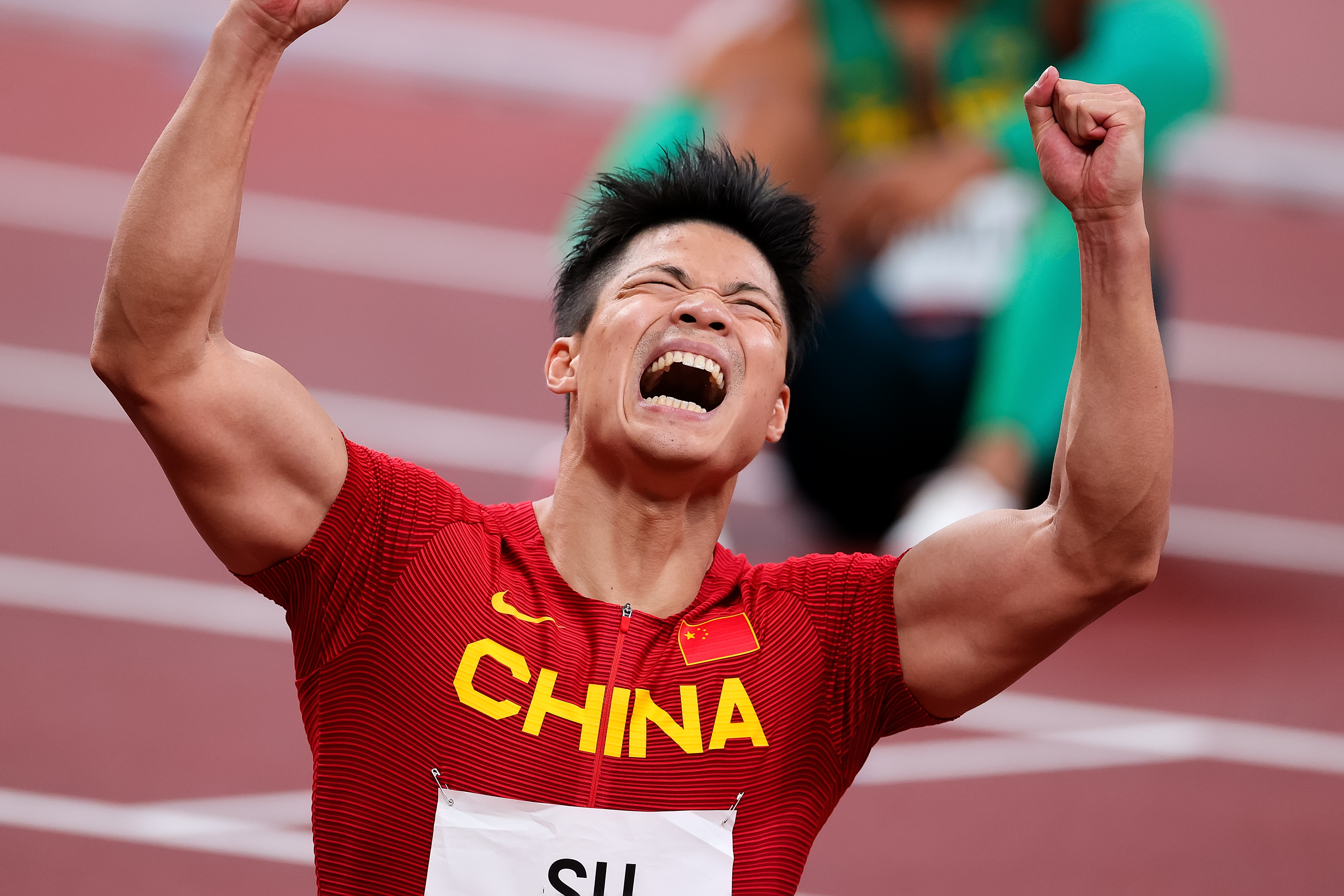 昨天进行的东京奥运会百米飞人大战中,中国选手苏炳添在半决赛跑出9秒