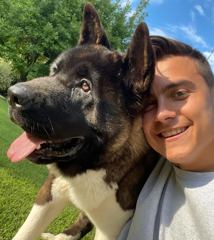 日前,尤文前锋迪巴拉在社交媒体上晒出了自己与爱犬的自拍照,呆萌的