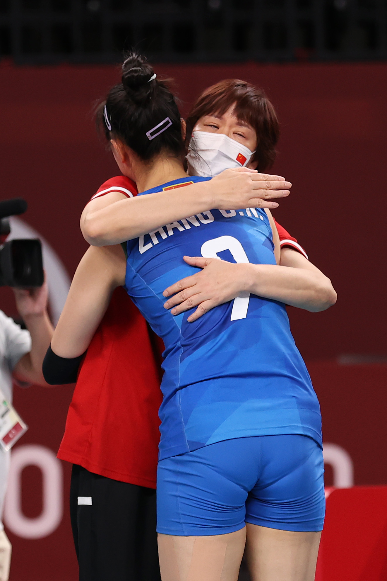 送别郎导女排赛后全队向郎平鞠躬致意多名球员泪如雨下