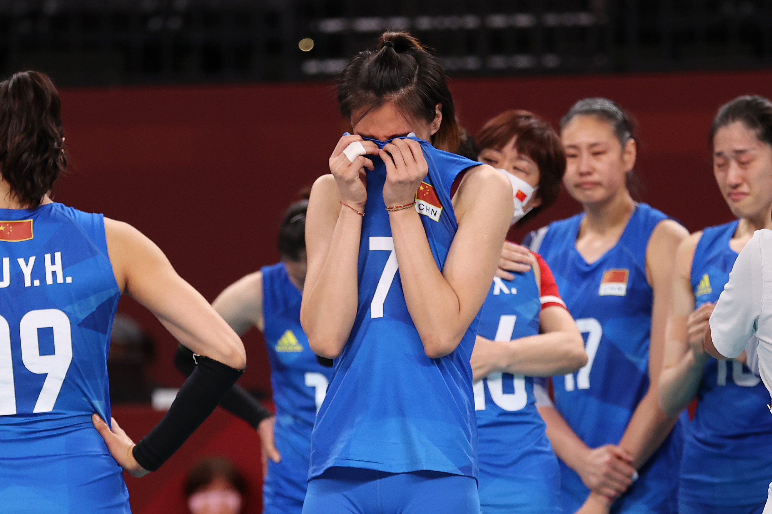 送别郎导女排赛后全队向郎平鞠躬致意多名球员泪如雨下