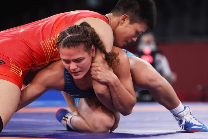 女子自由式摔跤62公斤级1/4决赛:中国选手龙佳无缘半决赛