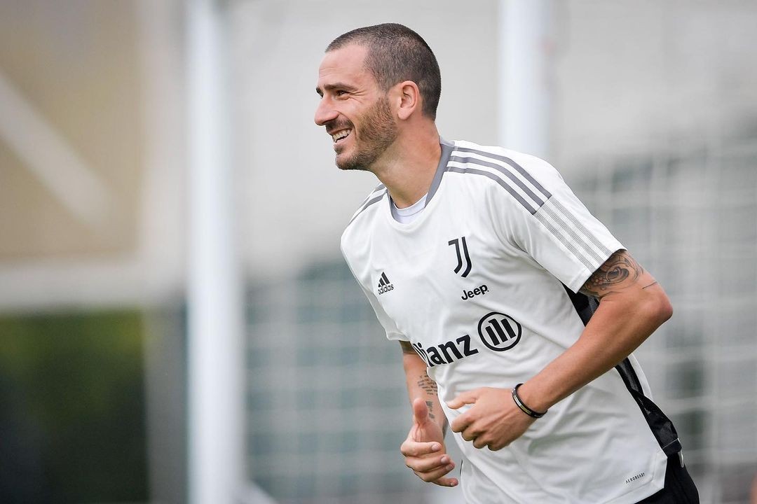 轻松备战新赛季,博努奇晒训练照:工作时保持微笑