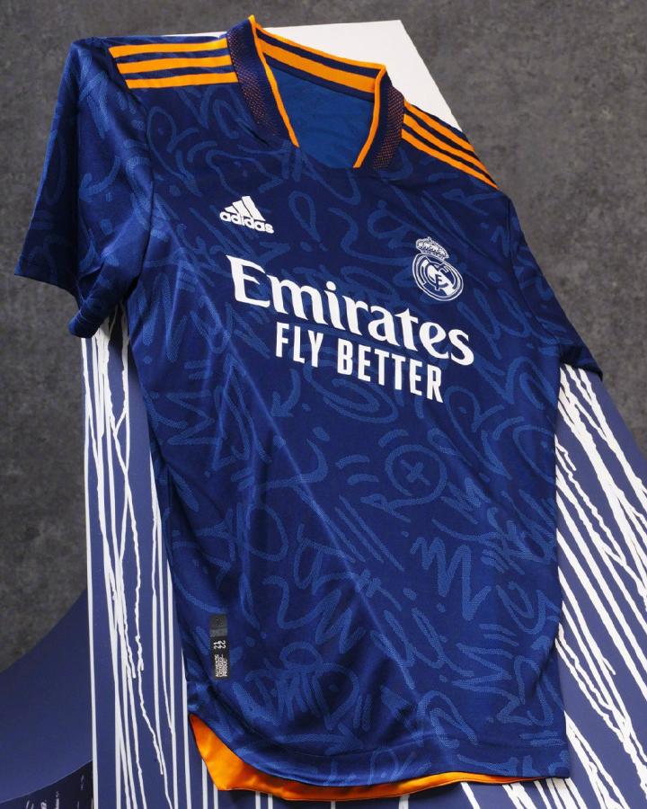 深蓝色创意涂鸦风格,皇马发布21/22赛季全新客场球衣